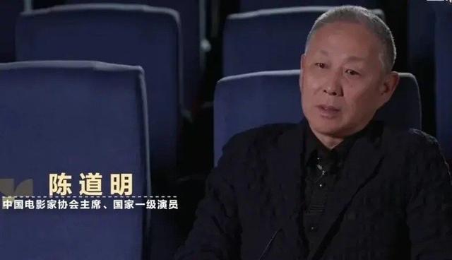 陈道明|老戏骨陈道明近照曝光，满头白发眉毛快要掉光，身体状况惹人担忧