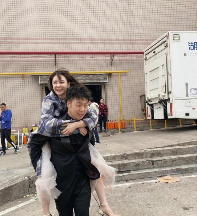 沈梦辰|沈梦辰婚后和孟佳聚会，素颜状态不错，秀蛮腰否认怀孕