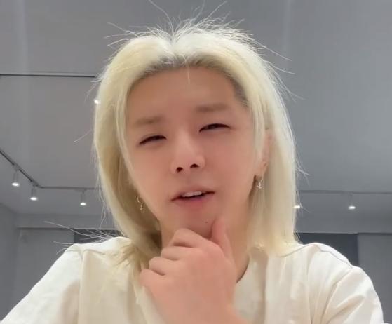 侃爷|华晨宇绯闻女友现身医院,蓬头垢面形象全无,无人陪伴被传已分手