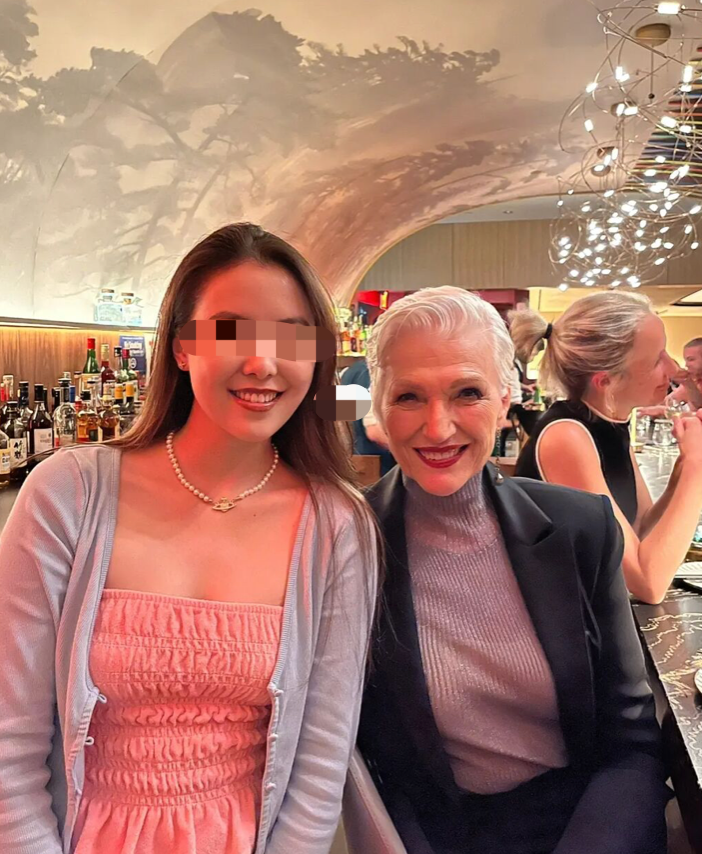 邓文迪|富婆邓文迪国外聚餐被偷拍!穿无袖衫手臂粗壮,驼背塌肩气质全无