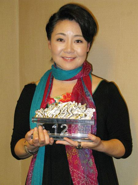 穿衣搭配 53岁的萨日娜微胖也时髦,穿衣不强扮嫩,从容老去的样子真美