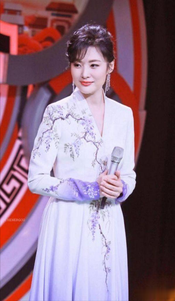 周涛|54岁周涛在高铁站低调排队!素颜出镜遮挡严实,低头玩手机太专注