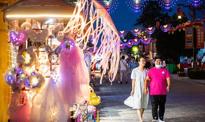 驻马店|夕照皇家驿站气势恢宏，夜幕降临灯火璀璨，避暑纳凉人流如织