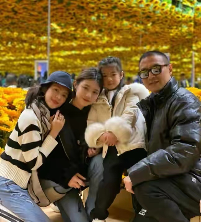 章子怡|章子怡儿子正脸被拍！婴儿肥大脑袋俩保姆伺候，细节看出她多偏心