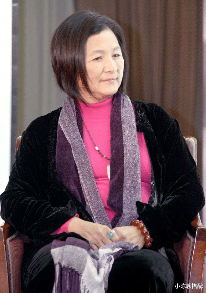 穿衣搭配|武侠影后郑佩佩，心态不老成，穿衣不沉闷，76岁依旧活得漂亮