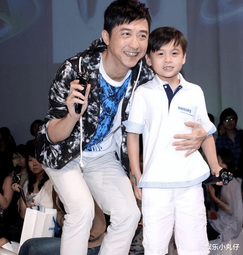 伊能静|54岁伊能静赴英看儿子,20岁哈利像庾澄庆,抱母姿势被指像恋人