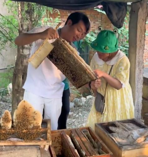 余秀华|杨槠策晒与余秀华甜蜜过往视频,女粉脱粉怒骂:人不要脸天下无敌