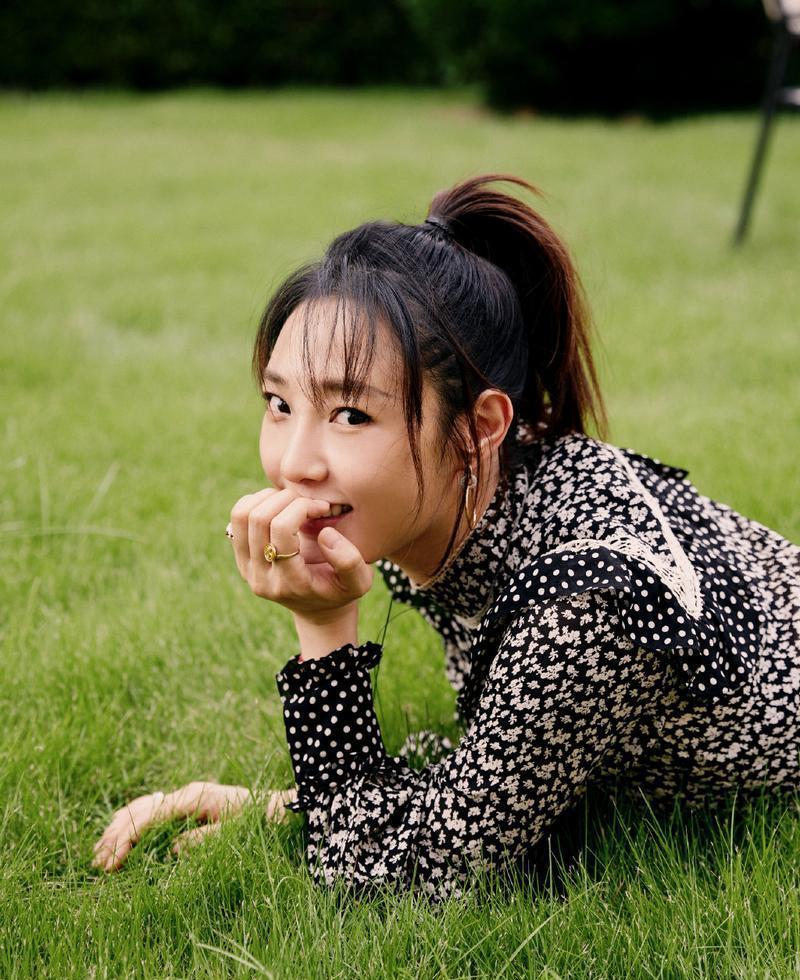 白百何|白百何《骄阳伴我》夜戏收工,皮肤白皙眼神清澈,与盛阳好配!