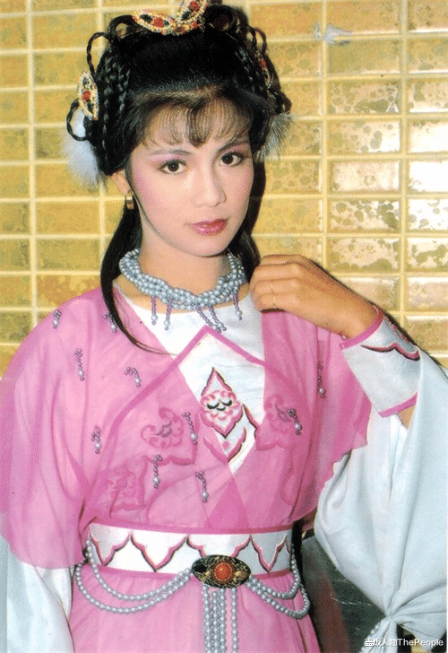 阿Sa|同样头插羽毛，蔡卓妍灵动、周迅美成经典，杨幂“晴雯”太辣眼