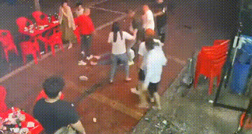 唐山烧烤店打人主犯陈某志在家中被带走，妻子回应：网友知道啥？