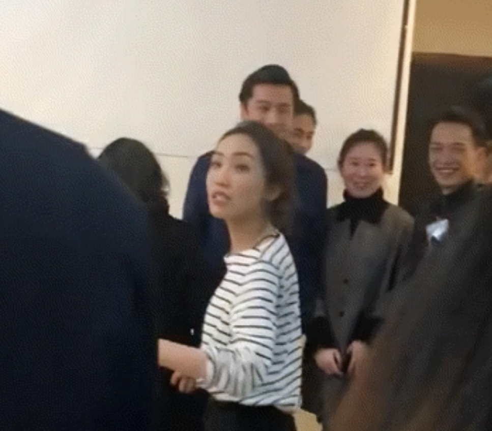 老胡|通过14张正面照了解老胡媳妇，颜值普通身材苗条，两人相处7年