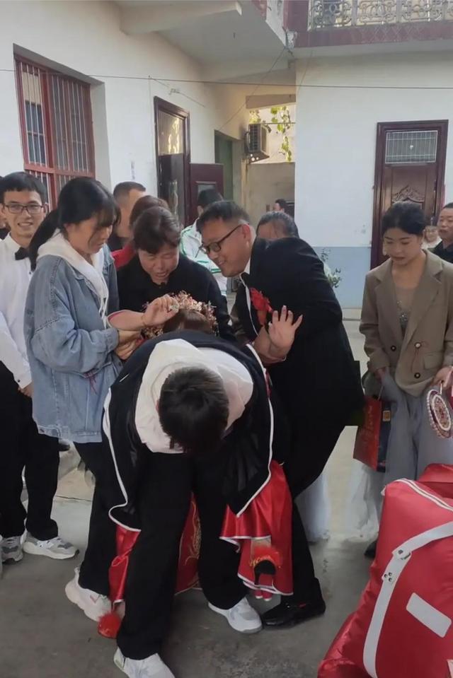 河南:男孩背不动出嫁的姐姐委屈得哭了,网友:有多重心里没数?