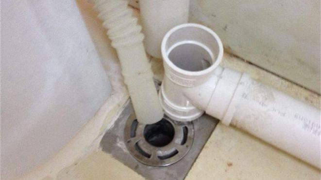洗衣机排水管直接插进地漏，容易出现这3大问题！看看你碰到过吗