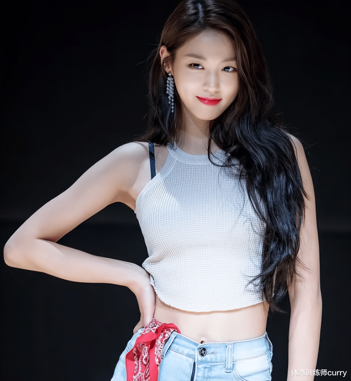 壶铃|她是南韩的“国民女友”,95后成员金雪炫,拥有魔鬼般身材