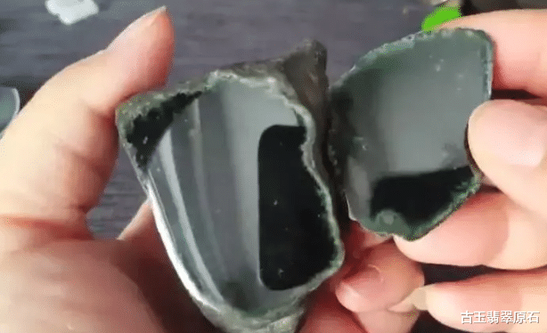翡翠|帅哥瞒着女朋友花2万拿下的翡翠原石,竟切出“极品”墨翠,真的是太幸运了!