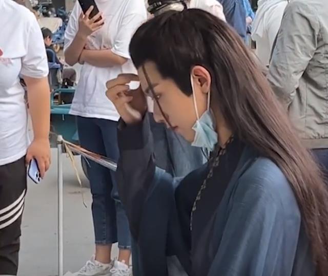 浙江一小伙穿汉服做核酸,排队女生反应亮了,网友:注意表情管理