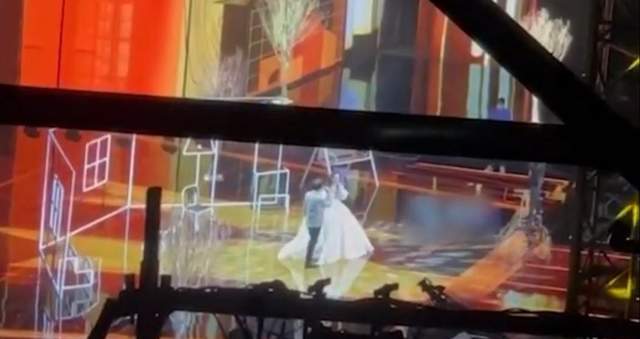 谢娜|谢娜参加东方台春晚录制，与老公张杰同台唱歌，二人对视好甜蜜