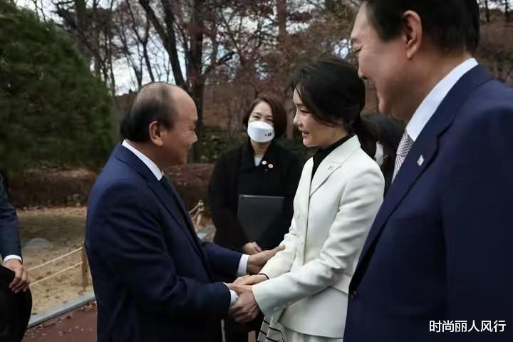 护肤品 韩国第一夫人比老公有气场！接见越南主席跷二郎腿，穿条纹裙独美