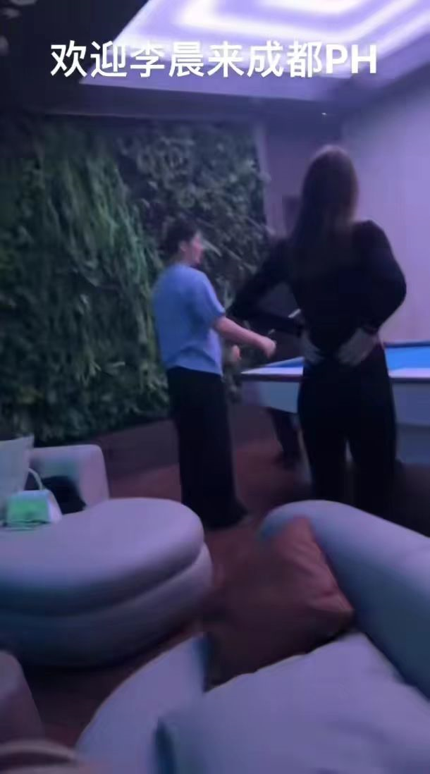 小姐姐|李晨与美女富婆吃大餐!头靠头合影显亲密,还曾在酒吧嗨玩到凌晨