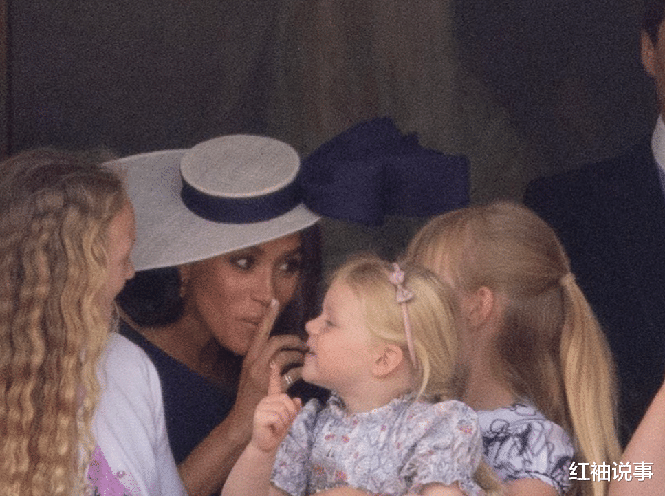 梅根王妃整出幺蛾子,被挤下白金汉宫阳台,藏在后台“做鬼脸”