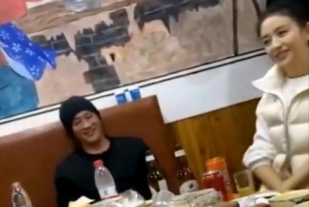 佟丽娅|38岁佟丽娅罕见露面，穿一字肩衣服露锁骨小秀性感，上衣仅百元