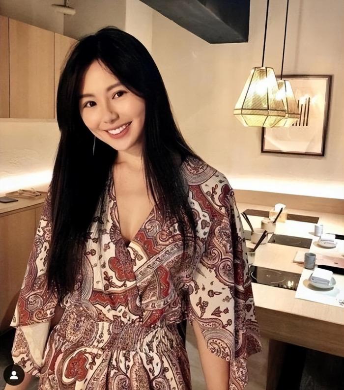 佟丽娅|阿娇前夫赖弘国携妻聚会,Alice几条裙子来回穿,怀孕九个多月肚大如箩