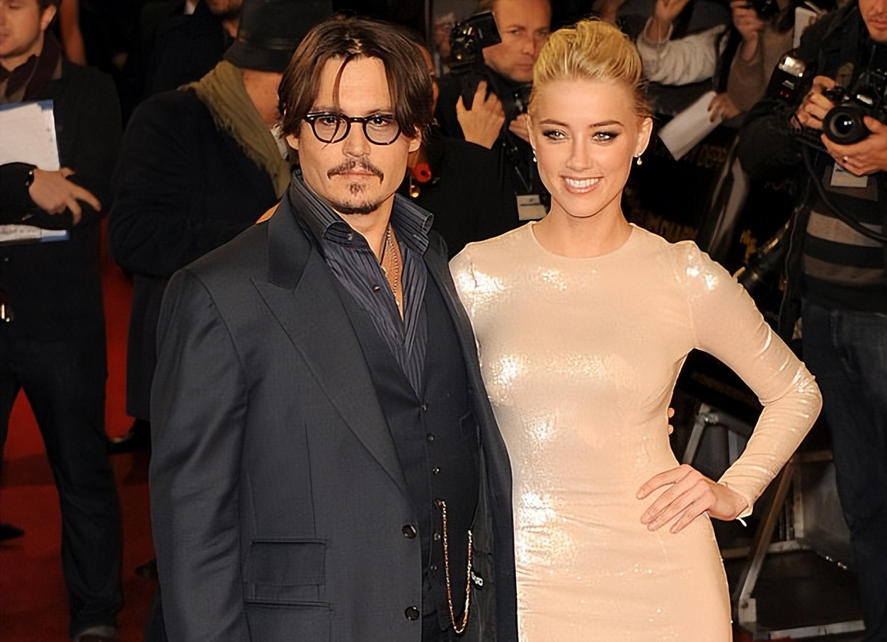 帮德普打官司美女律师美出圈，穿条纹西装亮相太美，气质不输明星