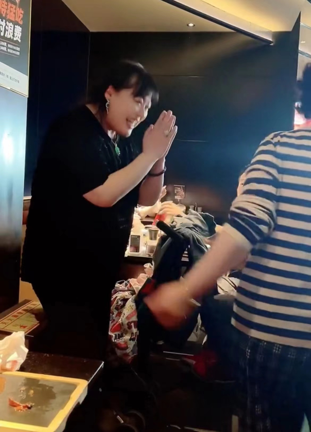 李菁菁|李菁菁外出吃饭被偶遇，与路人搂抱合照态度亲切，胸前大玉坠抢眼