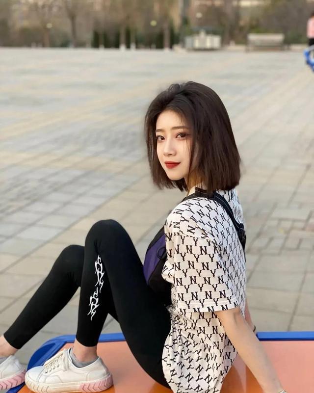 影视圈|亭亭玉立、姿色天然的中国新生代艺人赵安妮，人美心善的小仙女