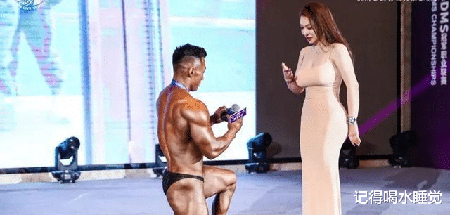 案例:广东一肌肉男夺冠后跪地求婚,女友身材劲爆引发关注