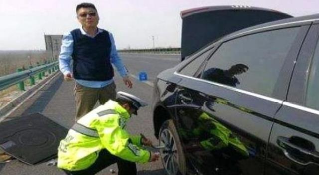 面包车高速换胎罚200,车主:爆胎不算应急?凭啥奔驰不罚