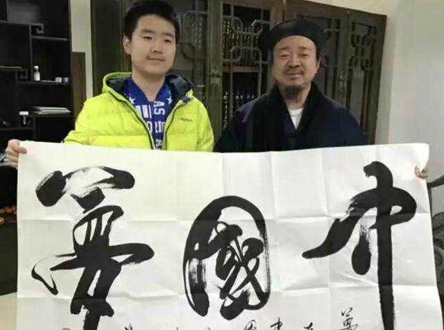 纪实:神童何世龙9岁进书协,11岁4个字卖11万,最后为何沦为骗子