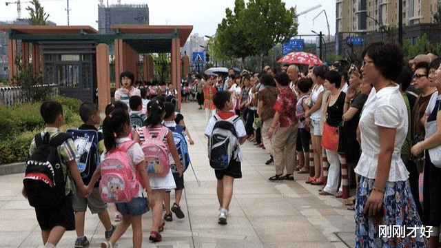 回顾：一女子穿瑜伽裤接孩子，男家长忍不住偷看，网友：这打扮实属不合适