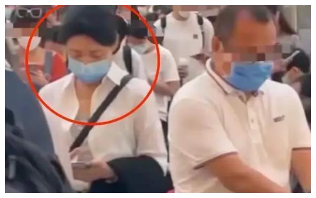 刘德华|刘德华坐高铁好兴奋！激动自拍跟家人分享，还对自己全身狂喷酒精