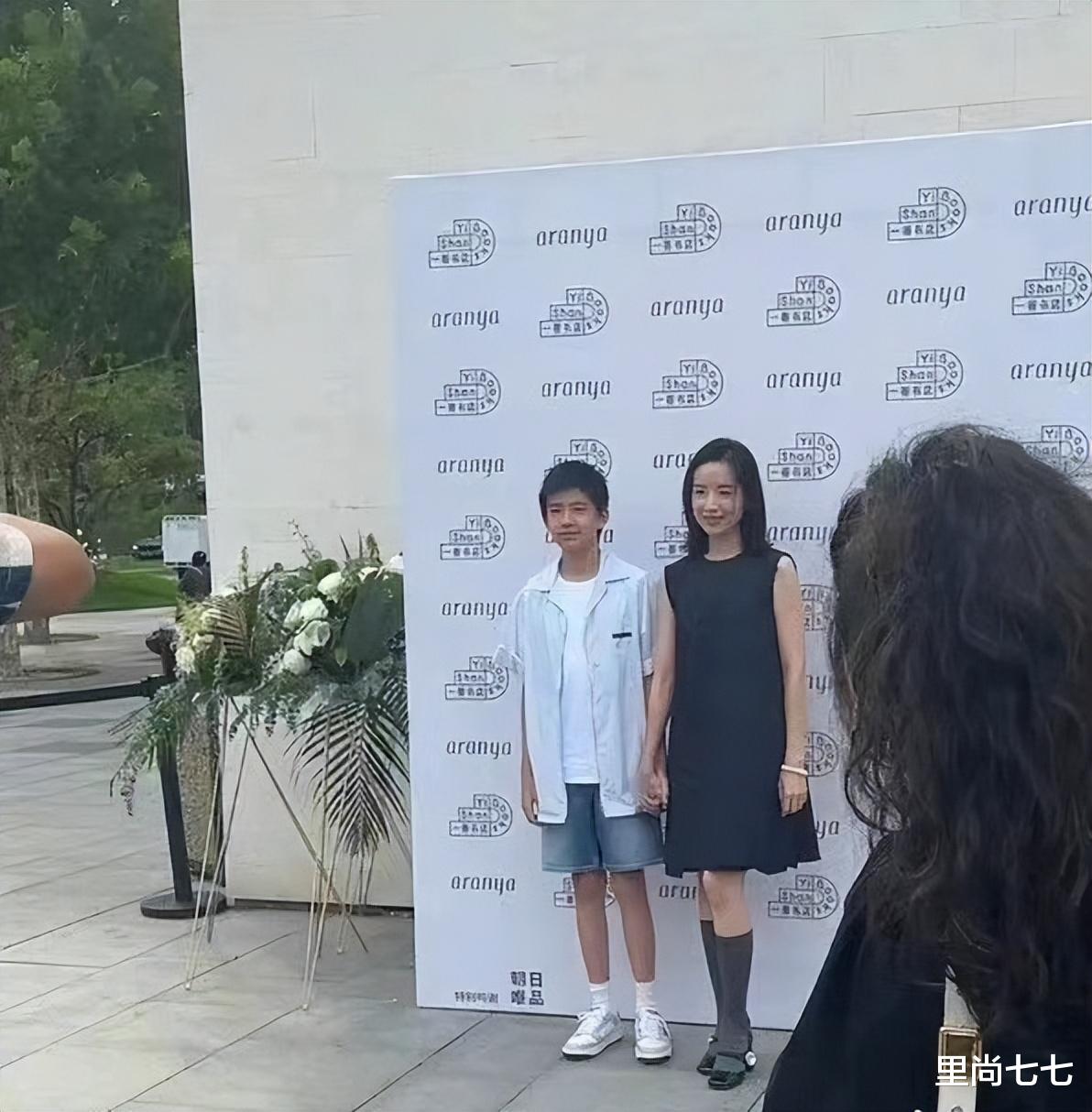 潘粤明转发儿子太惹人心疼了，董洁一脸苦相，顶顶却越长越阳光