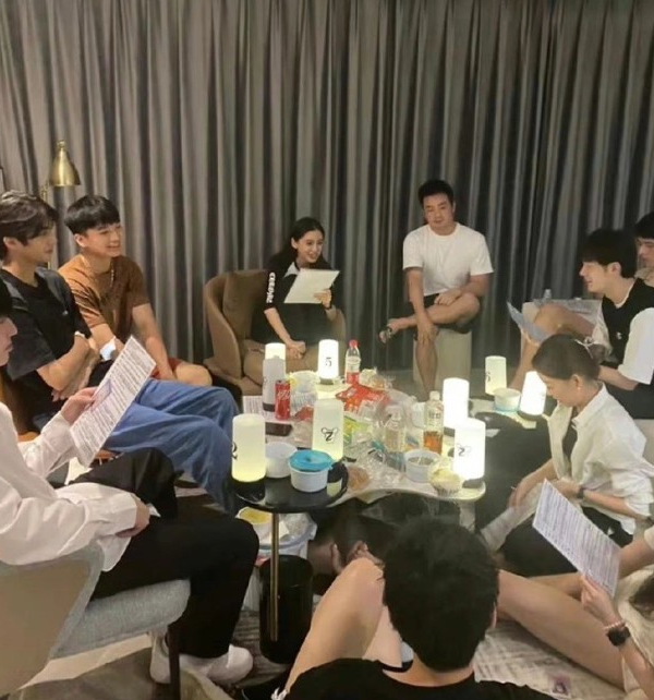 当红女星|店家就baby抽烟被偷拍道歉：是离职前员工偷拍，以后一定加强管理