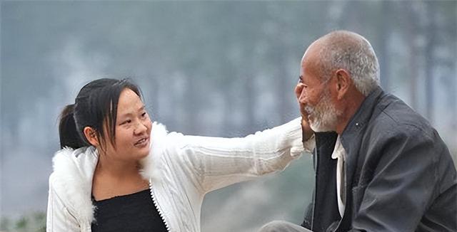 1988年,安徽光棍兄弟收养女弃婴,34年后女孩表示:要嫁一起嫁