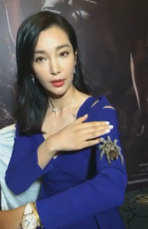 李冰冰扎针过剩变僵尸脸无表情，46岁黎姿僵脸现形，吓！没有眼白