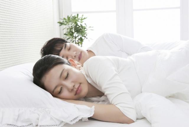 |男人睡前把生姜涂在脚底,15天后,或许会有喜事悄悄降临在你身上