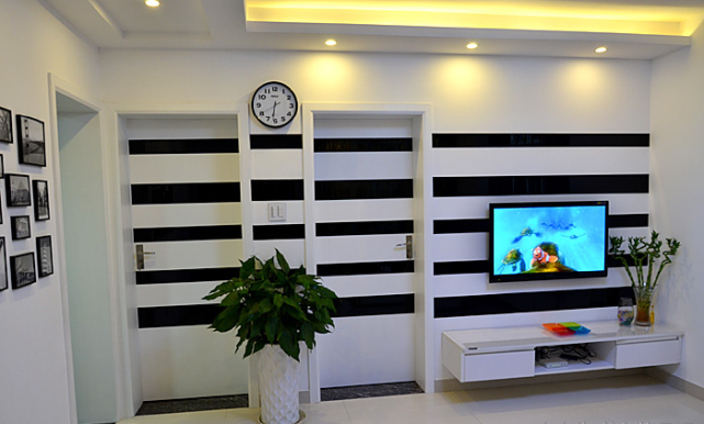 朋友新家装好了,很小很温馨,头一次看见这么设计电视墙的!