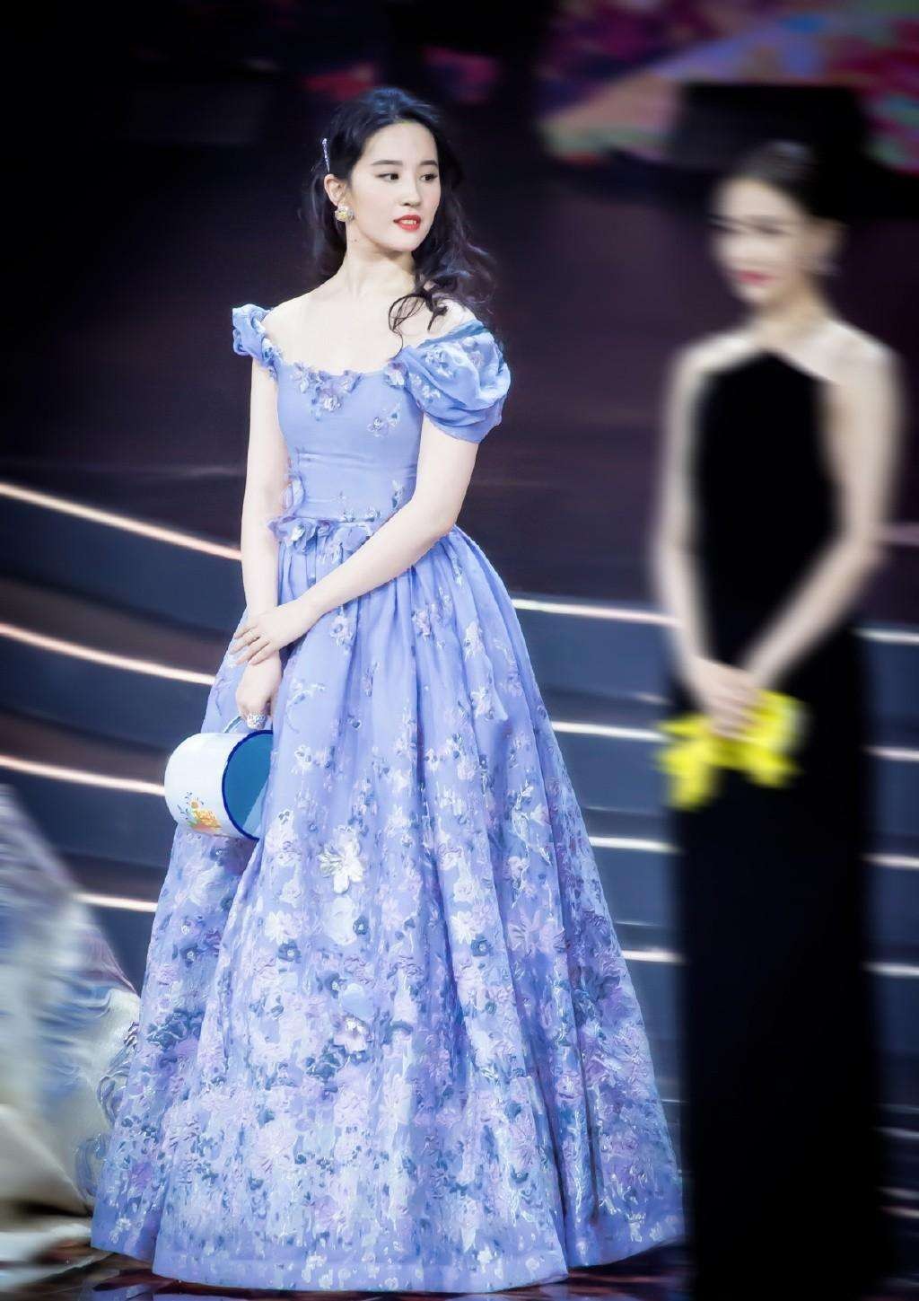 刘亦菲|刘亦菲无修生图,穿白裙露甜笑似仙女,身材微胖也难掩骨子美