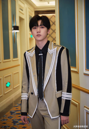 焉栩嘉|焉栩嘉被抓包“带妹过夜”后首露面，机场被围观气炸怒吼：闪开！