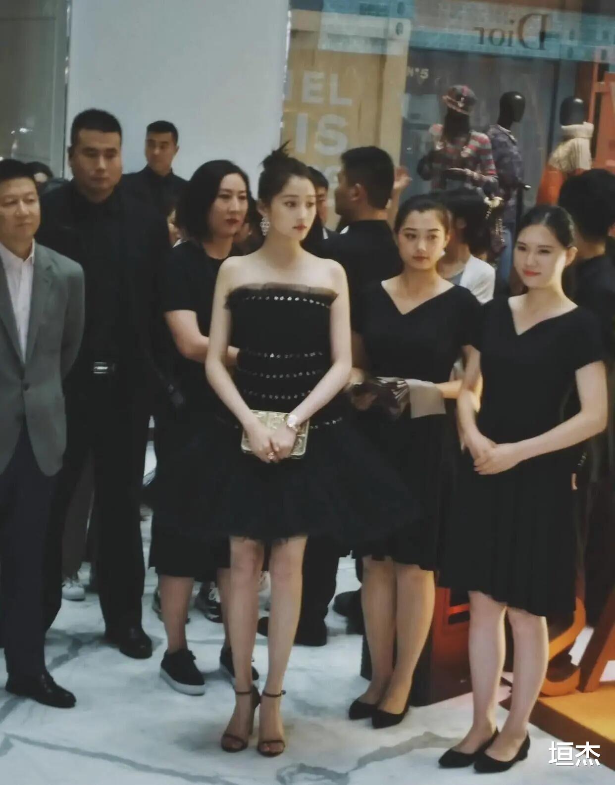 关晓彤|关晓彤这也叫“壮”？生图下的她不仅腰细，腿还又细又长