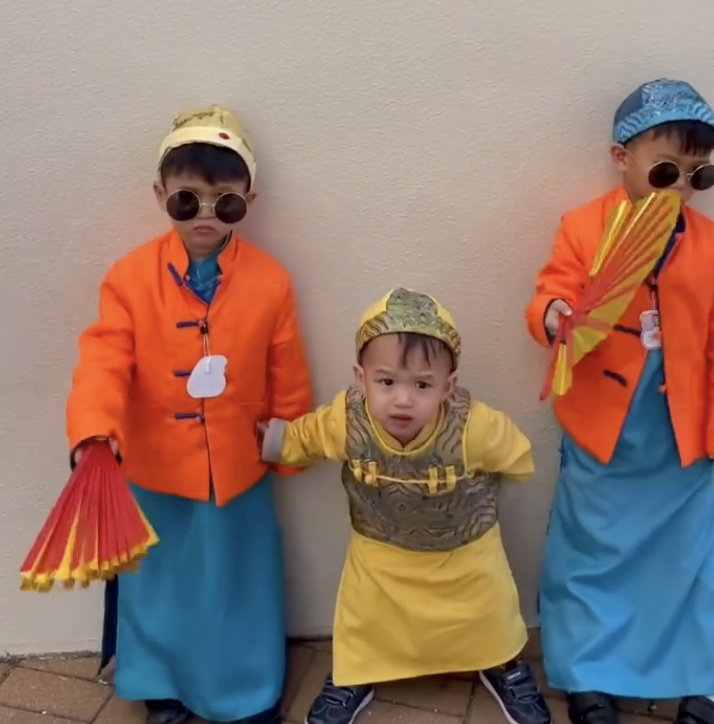 胡杏儿|胡杏儿晒儿子萌态,兄弟三人穿唐装摇扇子,扮成公子王孙超可爱