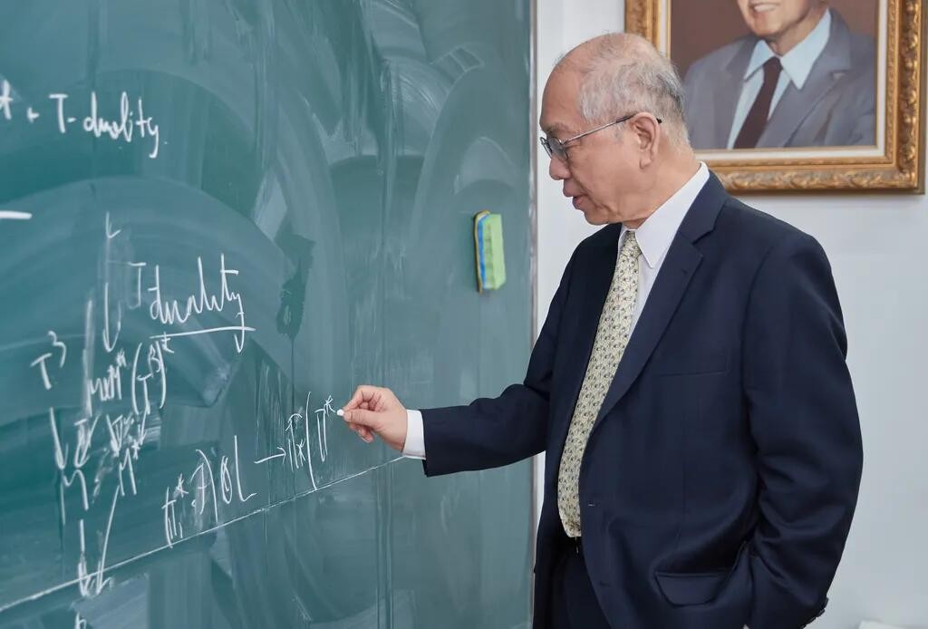 ?邱成桐:数学即真理。尚若如此,世界不可思议,宇宙只是1个角落