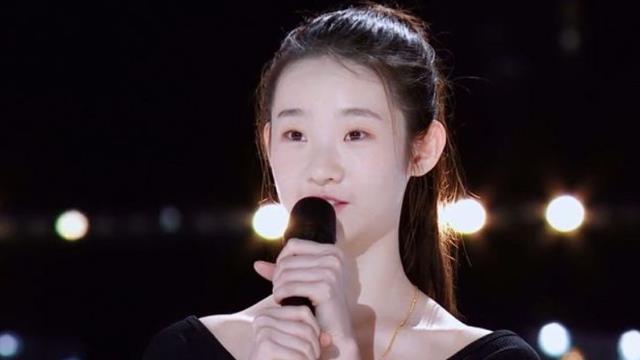 张艺凡|张艺凡挑战“椅子下腰”，却忘记自己穿了短装，肋骨上痕迹太抢镜