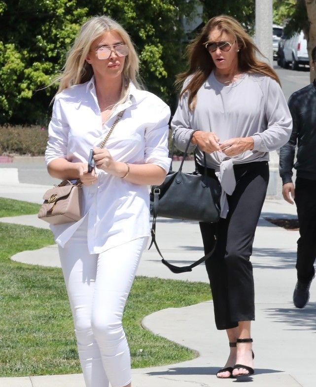 金·卡戴珊|卡戴珊72岁变性爸爸亮相，骨骼变形青筋突兀，26岁女友丰唇太夸张