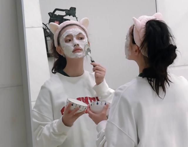 林允|26岁林允晒出北京的豪宅走红网络，全屋乱到极致，网友：很真实！