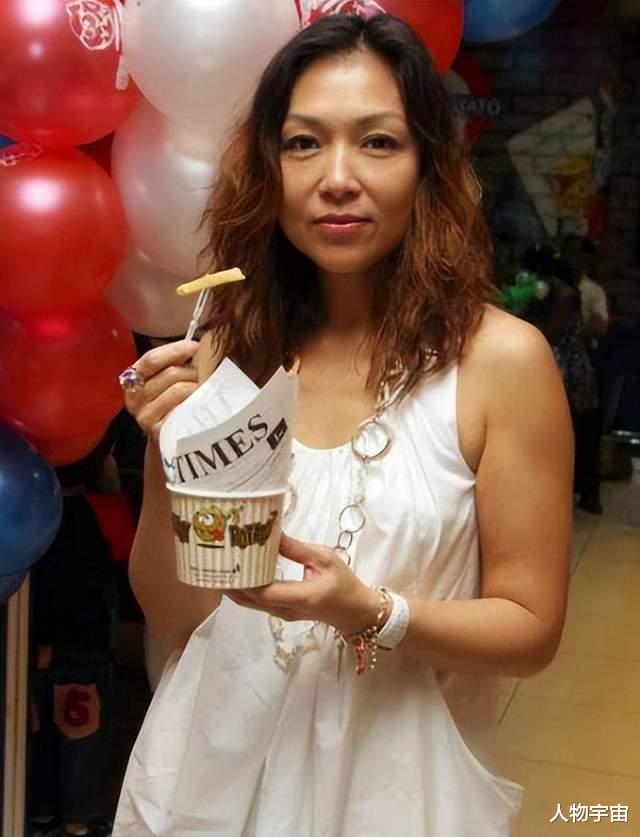 张凤妮|张凤妮:闷葫芦竞选港姐成名,嫁小7岁大马富商,生3个漂亮女儿