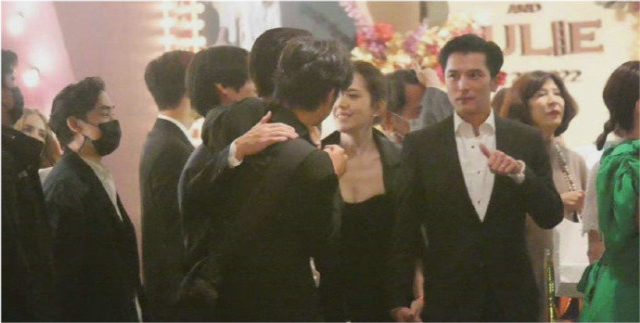 邱泽|邱泽夫妇亮相婚礼大抢风头！穿正装像新人，许玮甯戴400万婚戒太高调